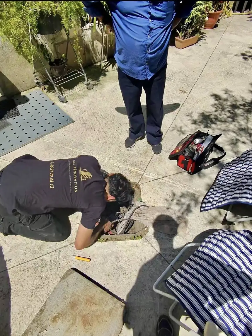 Intervention JDD Rénovation sur un regard de canalisation ouvert dans une terrasse