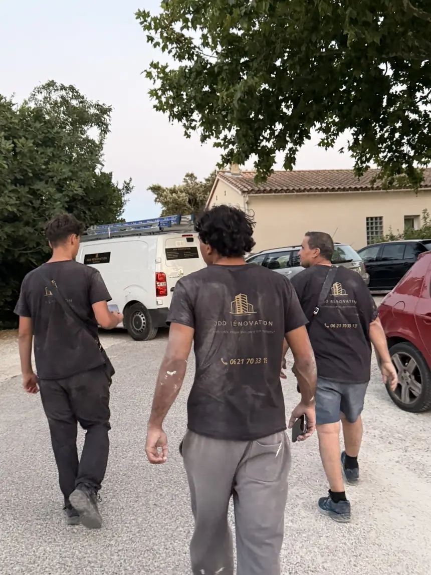 Équipe JDD Rénovation en fin de journée de chantier devant le véhicule d’intervention
