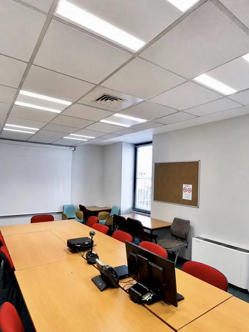 Salle de réunion professionnelle équipée de dalles LED encastrées en faux plafond